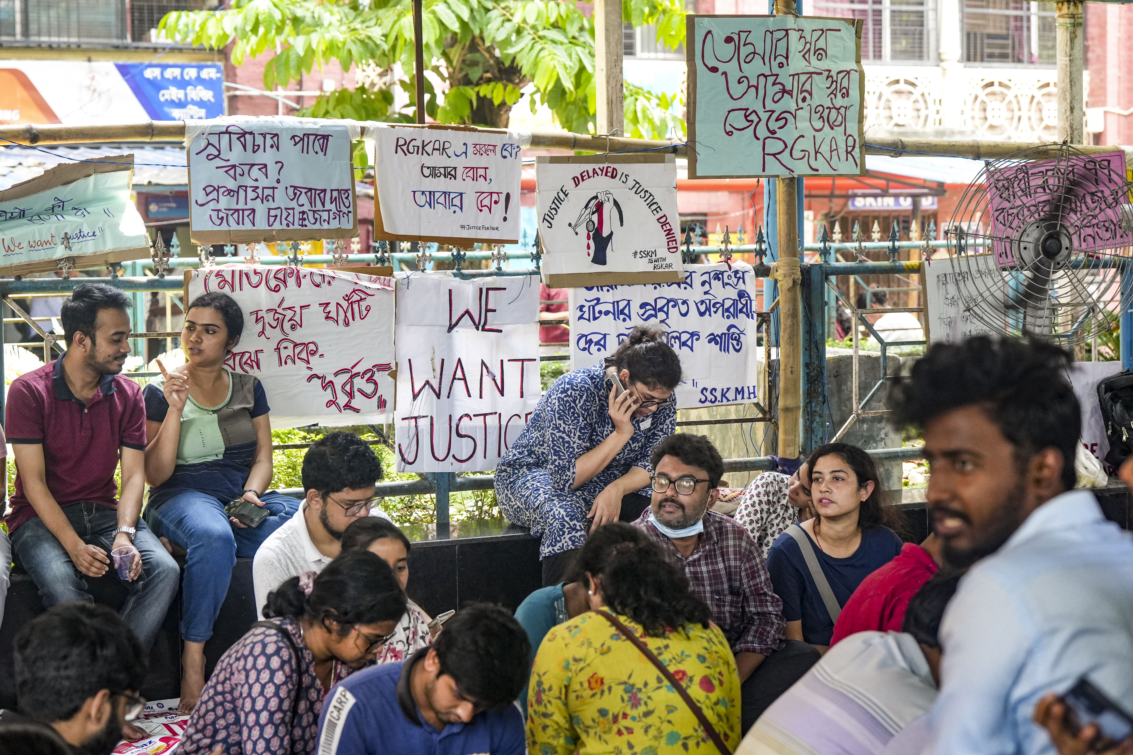 https://salarnews.in/public/uploads/images/newsimages/maannewsimage17082024_155920_stirke kolkata.jpg